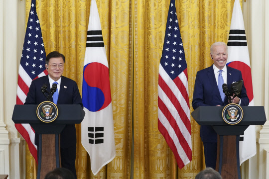 문재인 대통령이 21일 오후(현지시간) 한ㆍ미 정상회담을 마치고 조 바이든 미국 대통령과 함께 참석한 공동기자회견에서 기자들의 질문에 답하고 있다. <워싱턴=연합뉴스>